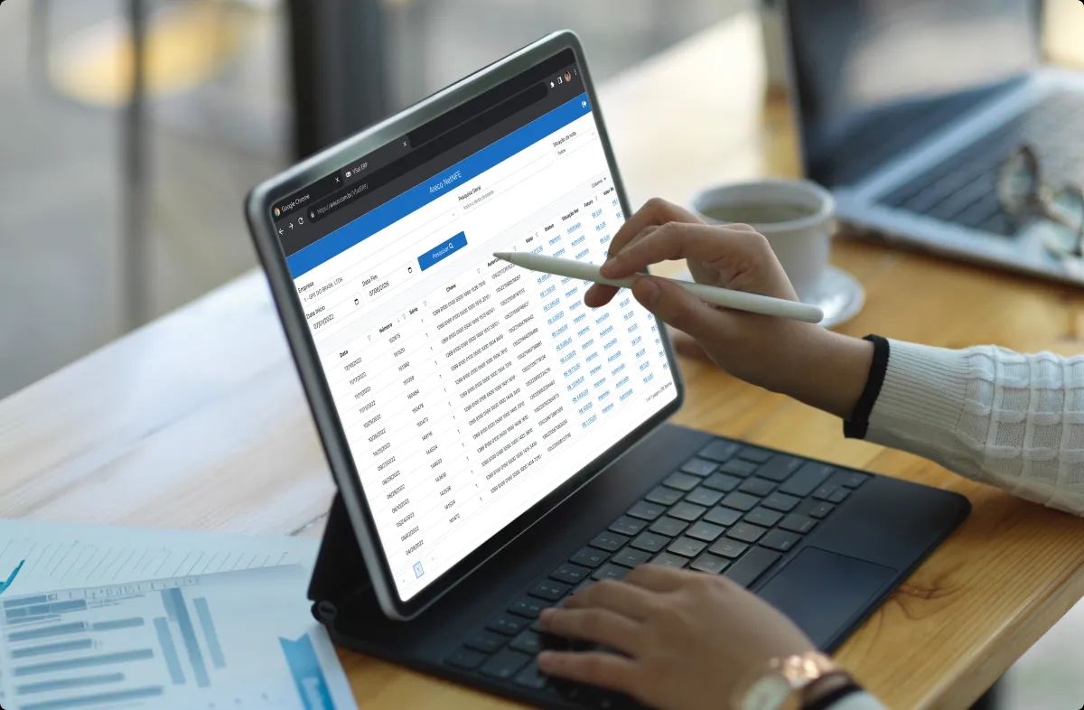 Seu cliente acessa notas, boletos e XMLs.